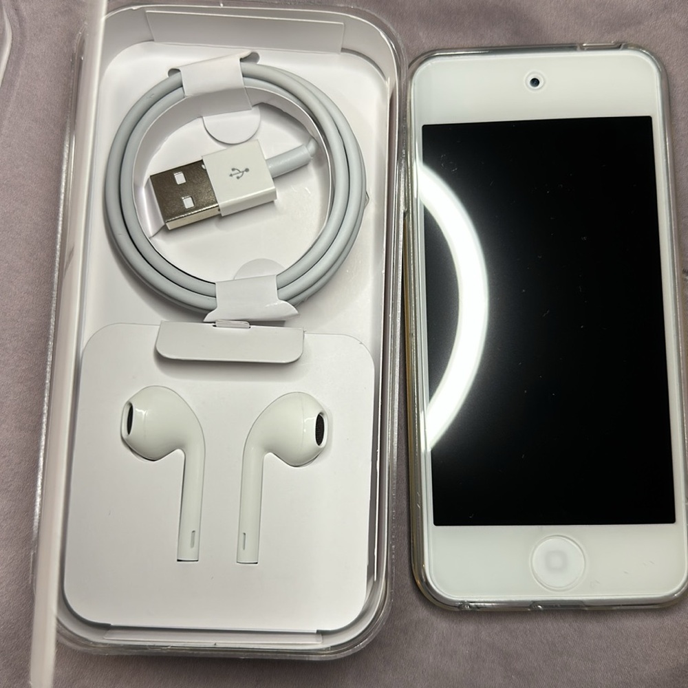 Apple iPod Touch 6th Generation - White - Picture 8 of 9